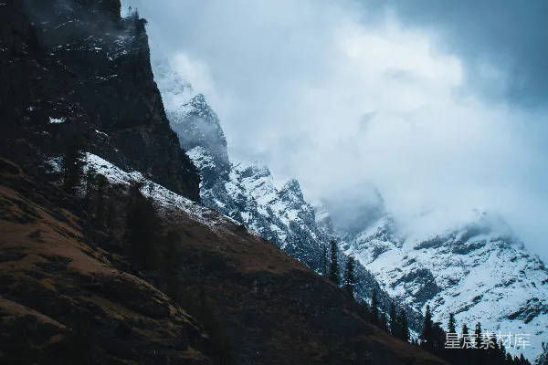 高清摄影 在多云的天空下覆盖着积雪的山