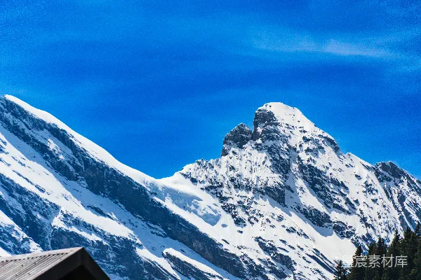 高清摄影 雪山在湛蓝的天空下。