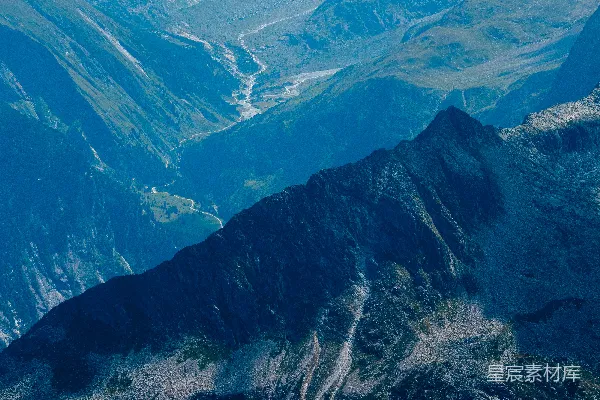 高清摄影 雄伟的山脉向远处延伸，景色美丽。