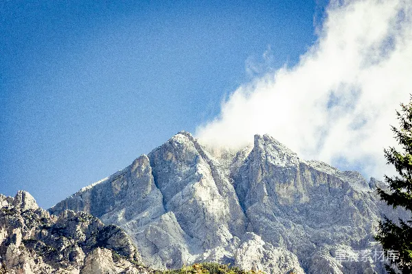 高清摄影 云雾缭绕的壮丽山峰