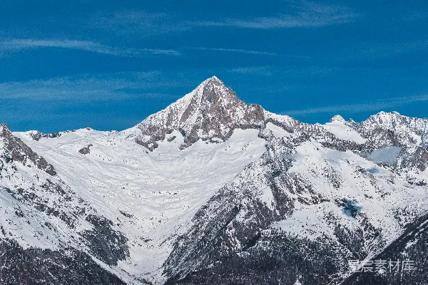 高清摄影 白雪覆盖的山峰在晴朗的蓝天之下