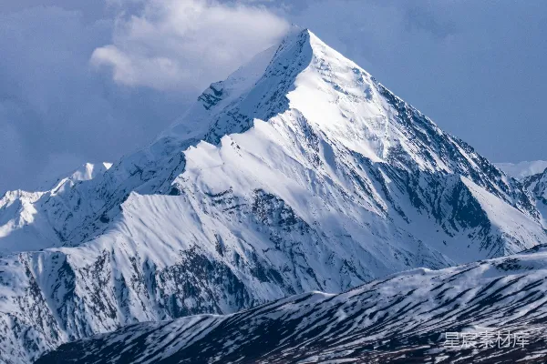 高清摄影 云层密布下，壮丽的雪山峰顶。
