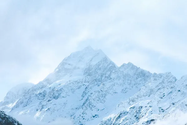 高清摄影 白天云层覆盖下的积雪山峰