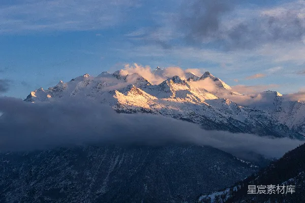 高清摄影 被金色阳光沐浴的雪山
