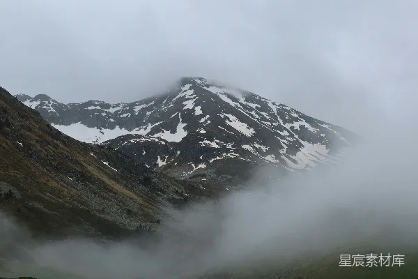 高清摄影 阴云密布、积雪覆盖的山峦