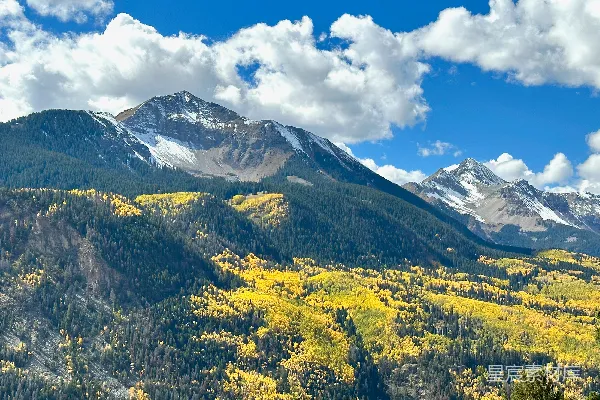 高清摄影 秋天的一排山脉的景色