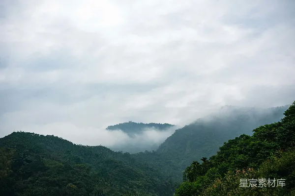 高清摄影 一片山脉的风景，低垂的云层。