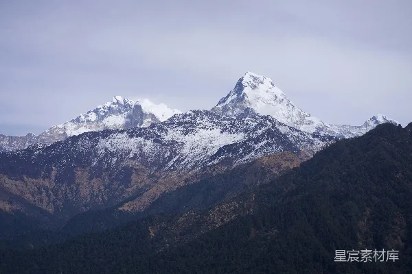 高清摄影 云层密布的天空下的雪山。