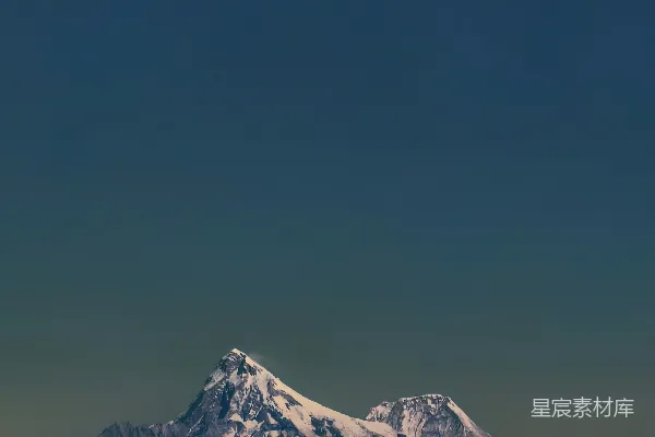 高清摄影 雪山在清澈的深蓝色天空下。