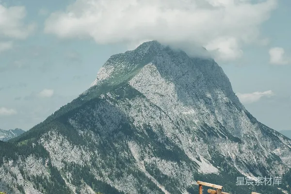高清摄影 一座山前的长椅