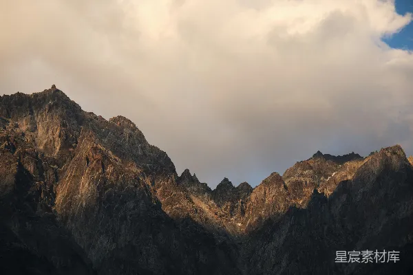 高清摄影 一座非常高大的山峰，天空中有些云彩。