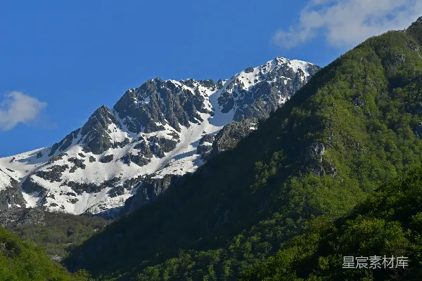 高清摄影 白雪覆盖的山峰，绿色的山坡。