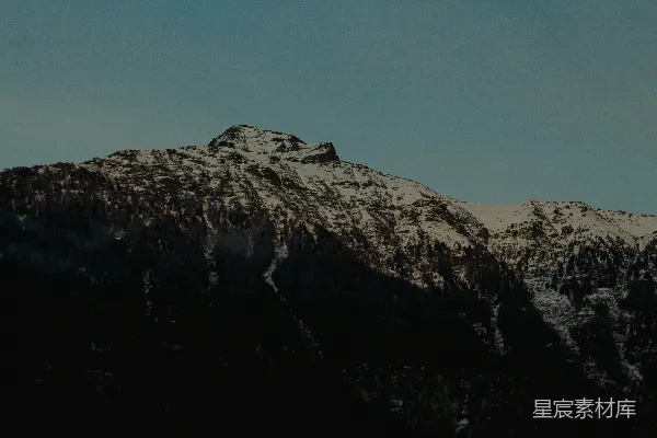高清摄影 一座覆盖着积雪的山，背景是蓝天。