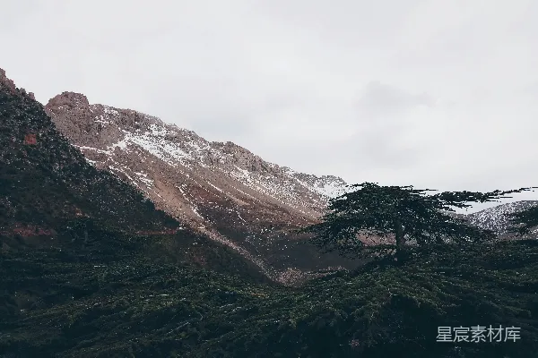 高清摄影 棕色岩石山的照片在多云的日子里