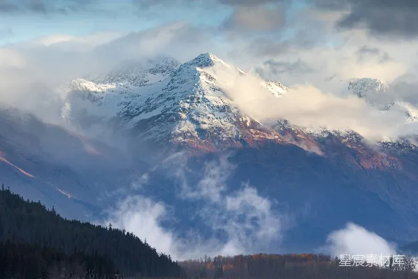 高清摄影 白雪覆盖的山峰从云中显现
