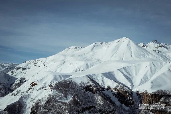 高清摄影 一座被雪覆盖的山在蓝天之下