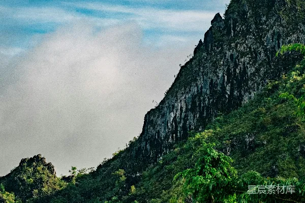 高清摄影 一座高耸的山峰，背景是蓝天。