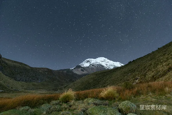 高清摄影 被白雪覆盖的山脉在夜空中