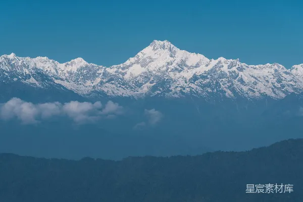 高清摄影 白雪覆盖的山脉在晴朗的蓝天之下。
