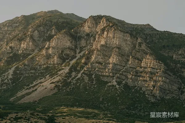 高清摄影 阳光照耀的山峦在晴朗的天空下