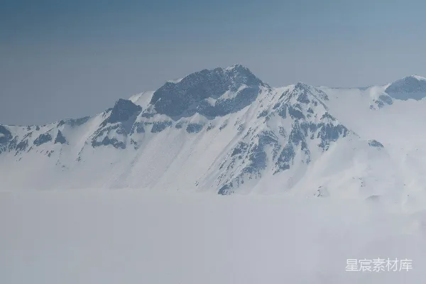 高清摄影 雪山顶峰在云层之上。