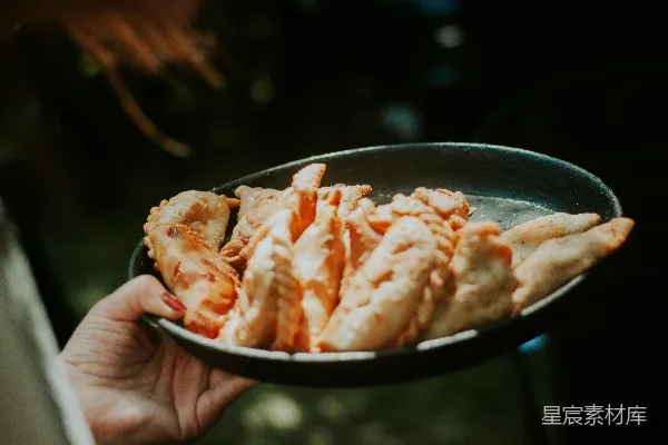 高清摄影 手里拿着一碗食物的人
