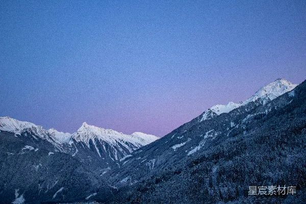 高清摄影 黄昏时分，雪山连绵的景象