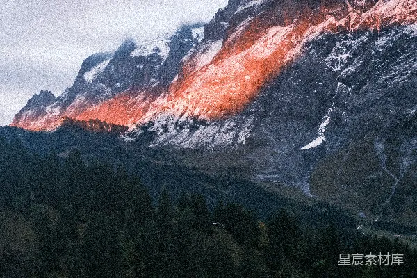 高清摄影 被橙色夕阳照亮的雪山
