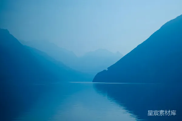高清摄影 湖边开始形成雾气