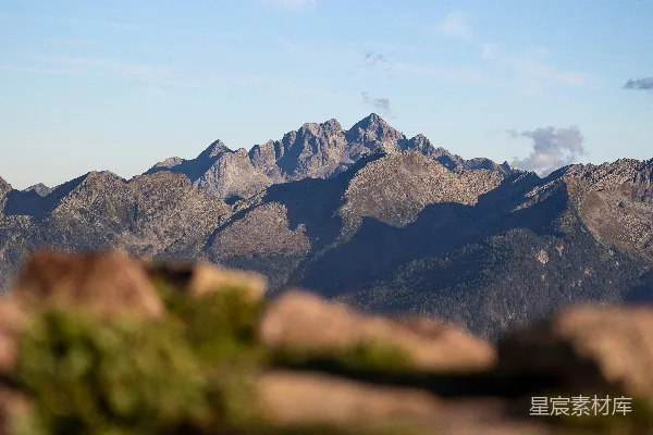 高清摄影 蓝天下的陡峭山峰
