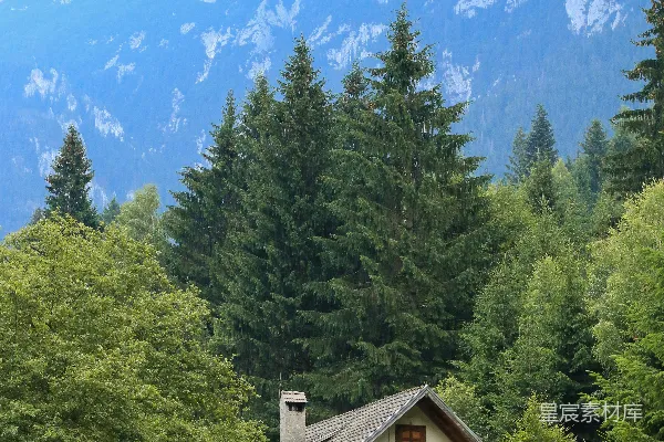 高清摄影 白天，棕色的木屋位于绿树和山峦之间。