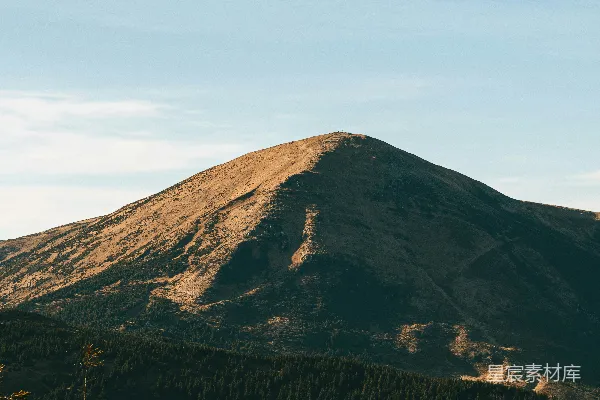 高清摄影 一座山前面有几棵树。