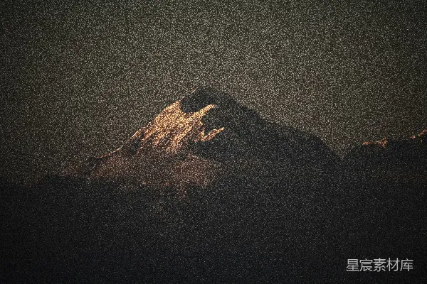 高清摄影 阳光洒满白雪覆盖的山峰