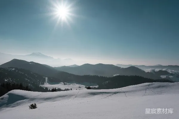 高清摄影 阳光照耀在白雪覆盖的山峰上。