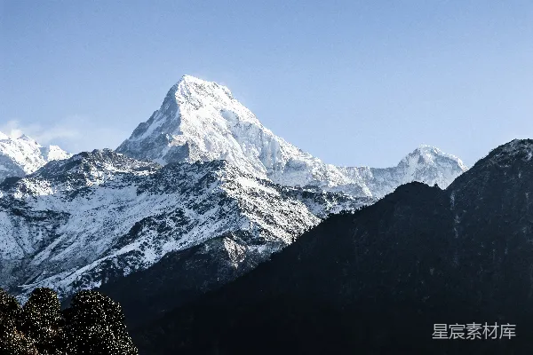 高清摄影 白黑相间的山在白天