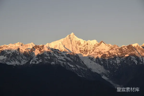 高清摄影 一座覆盖着积雪的山峰和蓝天