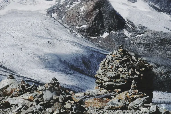 高清摄影 石砌的山丘标记着一条积雪的山路