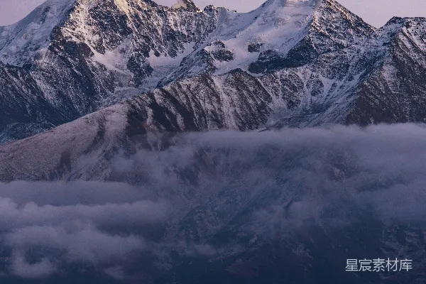 高清摄影 晨曦中，云雾缭绕中的雪山露出真容。
