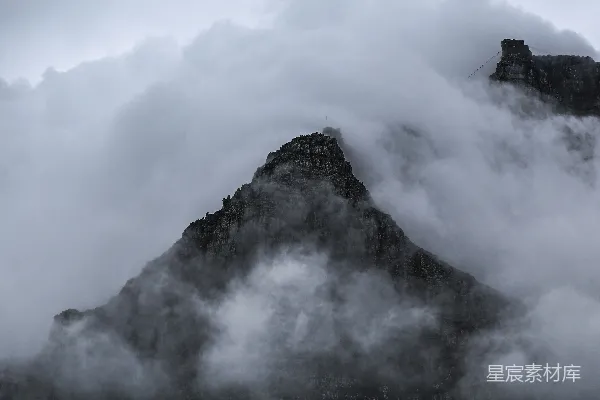 高清摄影 雾云遮住了崎岖的山峰。