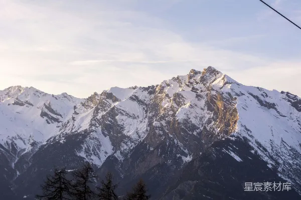 高清摄影 从滑雪缆车上看到的山脉景色