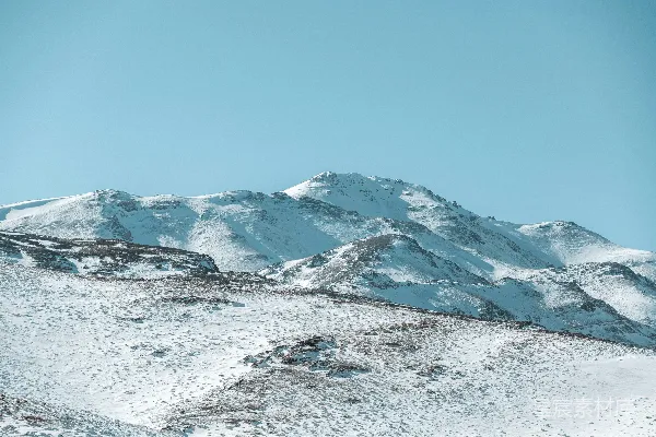 高清摄影 一片蓝色天空下的积雪覆盖的山峦