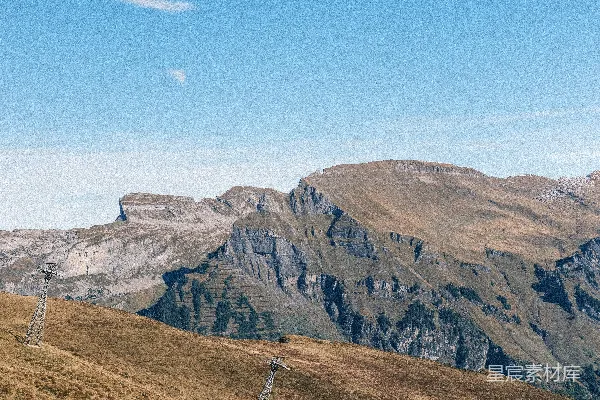 高清摄影 金黄的山坡在湛蓝的天空下