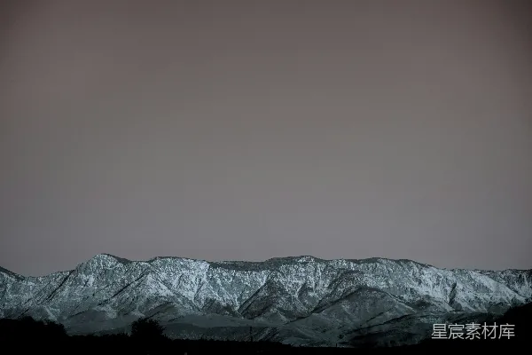 高清摄影 灰色天空下的积雪覆盖的山