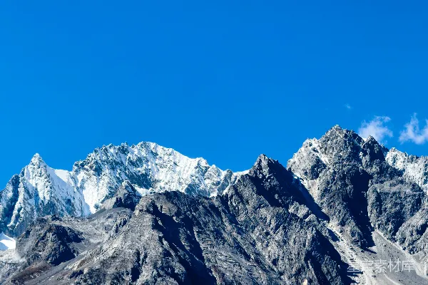 高清摄影 一座山脉，背景中有着白雪覆盖的山峰。