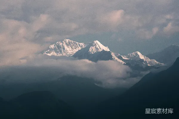 高清摄影 一幅山峦连绵、云层缭绕的景象