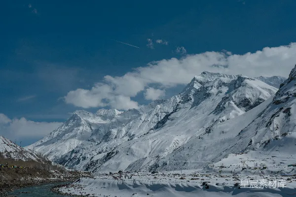 高清摄影 一座覆盖着积雪的山脉，前景中有一条河流。