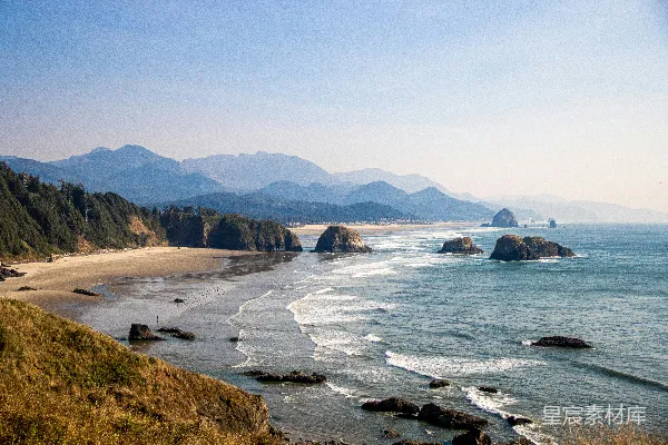 高清摄影 一个有岩石和海水的海滩