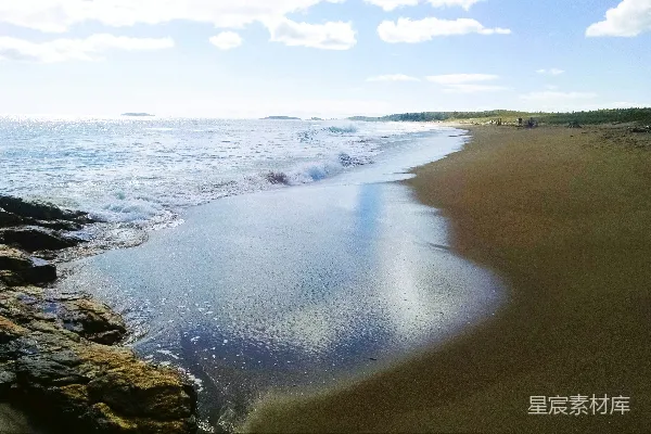 高清摄影 一个沙滩，海浪从海中涌来。