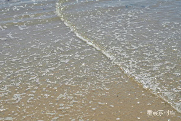 高清摄影 一个海滩，海浪正冲向岸边。