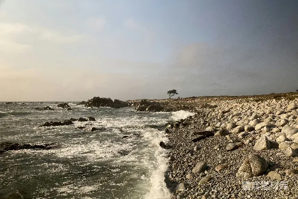 高清摄影 白天，海浪拍打着岩石海岸。